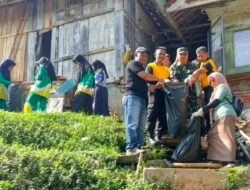 Polsek Rajadesa Polres Ciamis Bareng Warga Kerja Bakti Bersihkan Desa Rajadesa Dari Sampah*