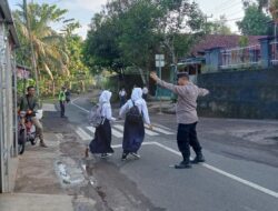 Pelayanan Masyarakat, Polsek Sukadana Polres Ciamis Bantu Anak Menyebrang di Area Sekolah