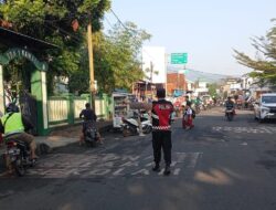 Pelayanan Masyarakat, Polsek Kawali Siagakan Personel di Jalur Padat Bantu Orang Menyebrang