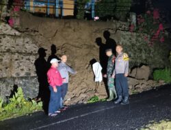 Personel Polsek Rancah Datangi TKP Tanah Longsor Timpa Tiga Rumah di Dua Dusun Desa Dadiharja