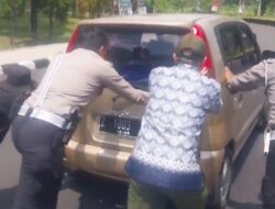 Aksi Humanis Anggota Sat Lantas Polres Ciamis Evakusi Mobil