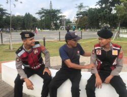 Tiga Personel Samapta Polres Ciamis Patroli Jalan Kaki di Alun Alun Ciamis Beri Imbauan Kamtibmas