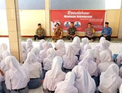 Komitmen Berantas Narkoba, Polsek Sukadana Polres Ciamis Beri Edukasi ke Bahaya Narkoba di SMAN 1 Sukadana
