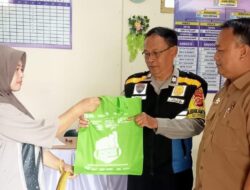 Polsek Cikoneng Polres Ciamis Monitoring Pembagian Bantuan Makanan Bergizi di Desa Sindangkasih