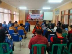 Pelayanan Masyarakat, Kapolsek Cikoneng Turun Langsung Ngatur Lalin di Jalur Padat dan Rawan