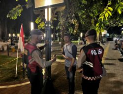 Dua Personel Samapta Polres Ciamis Patroli Jalan Kaki di Alun Alun Ciamis Beri Imbauan Kamtibmas