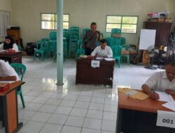 Polsek Cikoneng Polres Ciamis Bersiaga Saat Proses Seleksi Calon Perangkat Desa Sukaresik