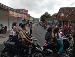 Pelayanan Masyarakat, Polsek Kawali Siagakan Personel di Jalur Padat Bantu Orang Menyebrang