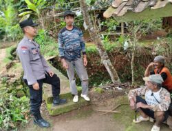 Anggota Polsek Panumbangan Cooling System ke Desa Kertaharja
