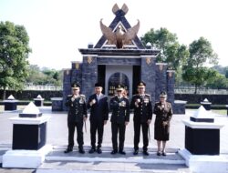 Jelang Hut Ke- 79 TNI, Kapolda Jabar Ziarah di TMP Cikutra Bandung