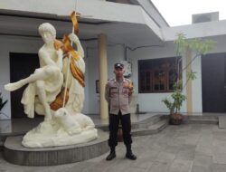 Berikan Rasa Nyaman, Personel Polres Ciamis Bersiaga di Gereja Katolik Santo Yohanes Pembabtis Ciamis