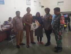 Sinergitas TNI-Polri, Polsek Ciamis Polres Ciamis Awasi Distribusi Beras ke Warga Desa Mekarjadi