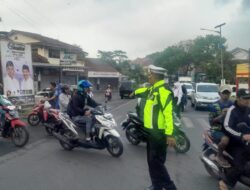 Pelayanan Masyarakat, Kapolsek Cikoneng Turun Langsung Ngatur Lalin di Jalur Padat dan Rawan