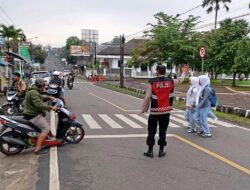 Pelayanan Masyarakat, Polsek Kawali Siagakan Personel di Jalur Padat Bantu Orang Menyebrang