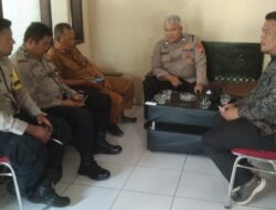 Datang ke Tokoh Desa Citeureup, Anggota Polsek Kawali Koorkom Kamtibmas Jelang Pilkada Serentak