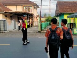 Pelayanan Masyarakat, Polsek Cipaku Polres Ciamis Bantu Anak Sekolah Menyebrang di Jalur Padat