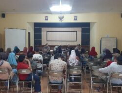Polsek Cisaga Polres Ciamis Awasi Penyaluran BLT DD ke KPM di Desa Cisaga