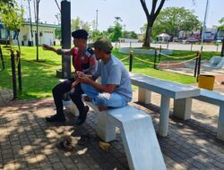 Dua Personel Samapta Polres Ciamis Patroli Jalan Kaki di Alun Alun Ciamis Beri Imbauan Kamtibmas