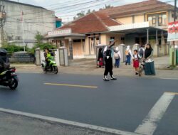 Pelayanan Masyarakat, Polsek Cipaku Polres Ciamis Bantu Anak Sekolah Menyebrang di Jalur Padat