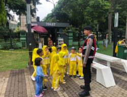 Dua Personel Samapta Polres Ciamis Patroli Jalan Kaki di Alun Alun Ciamis Beri Imbauan Kamtibmasaa