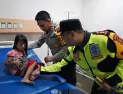 Polisi Turut Evakuasi Korban Kecelakaan Beruntun di Tol Cipularang KM 92 B (Arah Bandung Menuju Jakarta)