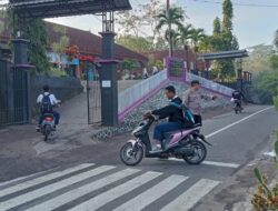 Pelayanan Masyarakat, Polsek Sukadana Polres Ciamis Bantu Anak Menyebrang di Area Sekolah