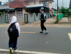 Pelayanan Masyarakat, Polsek Cipaku Polres Ciamis Bantu Anak Sekolah Menyebrang di Jalur Padat
