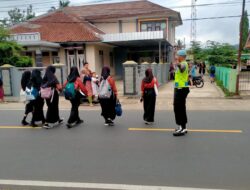 Pelayanan Masyarakat, Polsek Cipaku Polres Ciamis Bantu Anak Sekolah Menyebrang di Jalur Padat