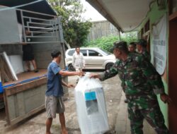 Polsek Sukasana Polres Ciamis Awasi Penarikan Logistik Pilkada Tingkat PPS ke PPK Sukadana