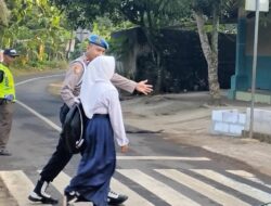 Pelayanan Masyarakat, Polsek Sukadana Polres Ciamis Bantu Anak Menyebrang di Area Sekolah