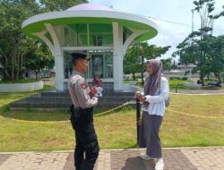 Dua Personel Samapta Polres Ciamis Patroli Jalan Kaki di Alun Alun Ciamis Beri Imbauan Kamtibmas