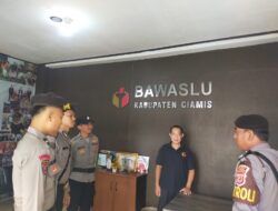 Ops Mantap Praja, Polsek Cipaku Polres Ciamis PAM Gudang Logistik di PPK Pasca Pencoblosan