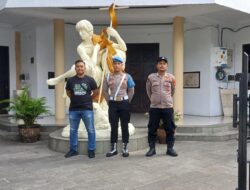 Tiga Personel Polres Ciamis Siagakan Personel di Gereja Katolik Santo Yohanes Pembabtis Ciamis