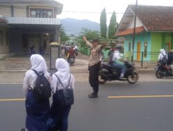 Pelayanan Masyarakat, Polsek Cipaku Polres Ciamis Bantu Anak Sekolah Menyebrang di Jalur Padat