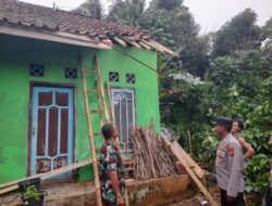 Personel Polsek Rancah Datangi TKP Pohon Tumbang Menimpa Rumah di Kawunglarang