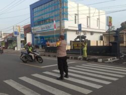 Pelayanan Masyarakat, Polsek Kawali Siagakan Personel di Jalur Padat Bantu Orang Menyebrang