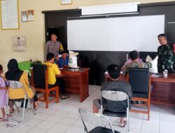 Sinergitas TNI-Polri, Polsek dan Koramil Cijeungjing Awasi Distribusi Beras ke Warga Dewasari