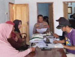 Polsek Banjarsari Polres Ciamis Awasi Distribusi Bapanas Beras 10 Kg ke Warga Desa Pesawahan
