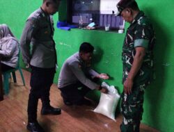 Polsek Cikoneng Polres Ciamis Awasi Distribusi Bantuan Pangan Non Tunai ke Warga Desa Margaluyu