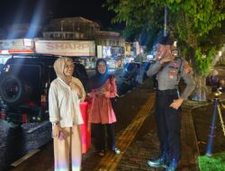 Samapta Polres Ciamis Patroli Jalan Kaki Saat Malam di Alun Alun Ciamis Beri Imbauan Kamtibmas