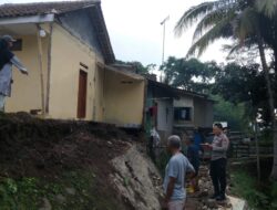 Personel Polsek Cihaurbeuti Datangi TKP Bencana Tanah Longsor dan Gotong Royong Bareng Warga