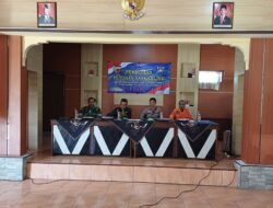 Polsek Kawali Polres Ciamis Terjunkan Personel Amankan Penyaluran Bantuan ke 20 KPM di Desa Selasari