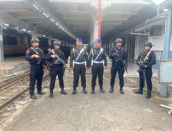 Jelang Perayaan Natal 2024 dan Tahun Baru 2025, Sat Brimob Polda Jabar Amankan Stasiun Kota Bandung dan Stasiun Kiaracondong