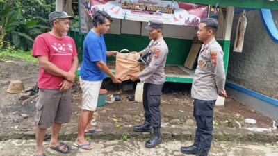 Polri Berikan Bantuan Peralatan Pos Kamling untuk Tingkatkan Keamanan Lingkungan