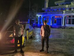 Personel Pos Terpadu Polres Ciamis Ops Lilin 2024 Pantau Lalu Lintas di Malam Hari Raya Natal