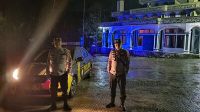 Personel Pos Terpadu Polres Ciamis Ops Lilin 2024 Pantau Lalu Lintas di Malam Hari Raya Natal