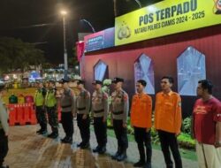 Personel Pos Terpadu Polres Ciamis Ops Lilin 2024 Pantau Lalu Lintas di Malam Hari Raya Natal
