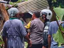Personel Polsek Rajadesa Datangi TKP Pohon Tumbang Menimpa Rumah di Tanjungsari