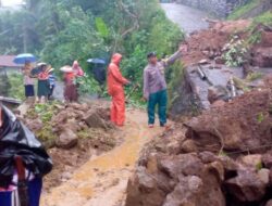 Personel Polsek Ciamis Datangi TKP Bencana Tanah Longsor dan Gotong Royong Bareng Warga