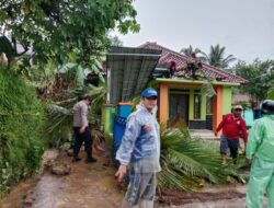 Personel Polsek Cikoneng Datangi TKP Atap Rumah Rusak Disapu Angin Kencang dan Hujan